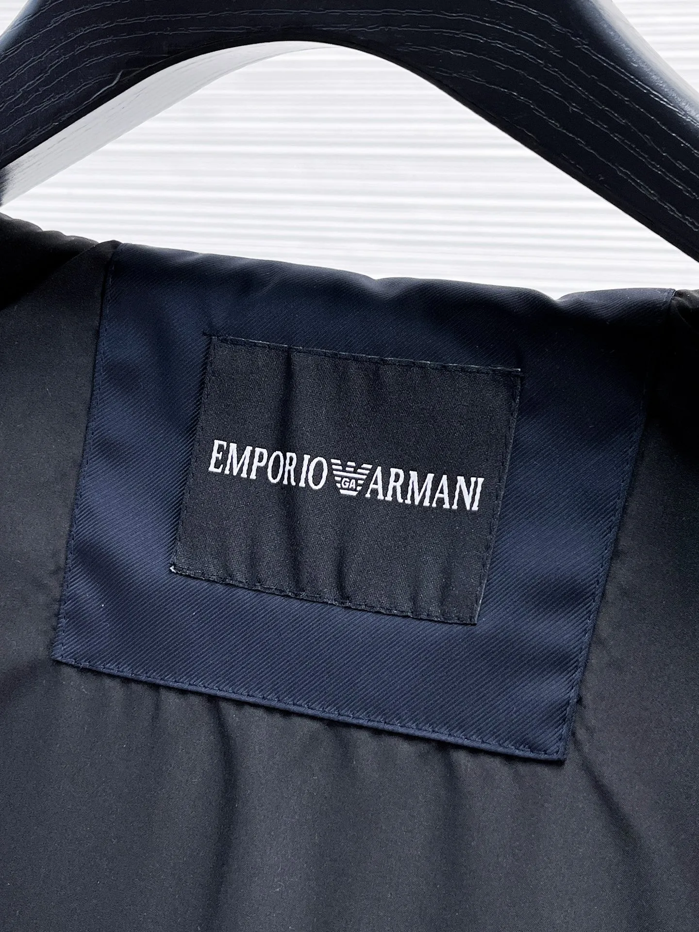 Armani official website Same Style, complete with three labels, on sale in advance. 2026 Autumn and Winter New Arrival men's jacket, Original with complete three labels, Premium version. Custom-made fabrics at the counter. Breathable, high comfort, impeccable details, brand element design concept, reflecting high quality. It feels delicate and soft, presents a casual cut, and has a great upper body shape. Sizes: M～3XL,